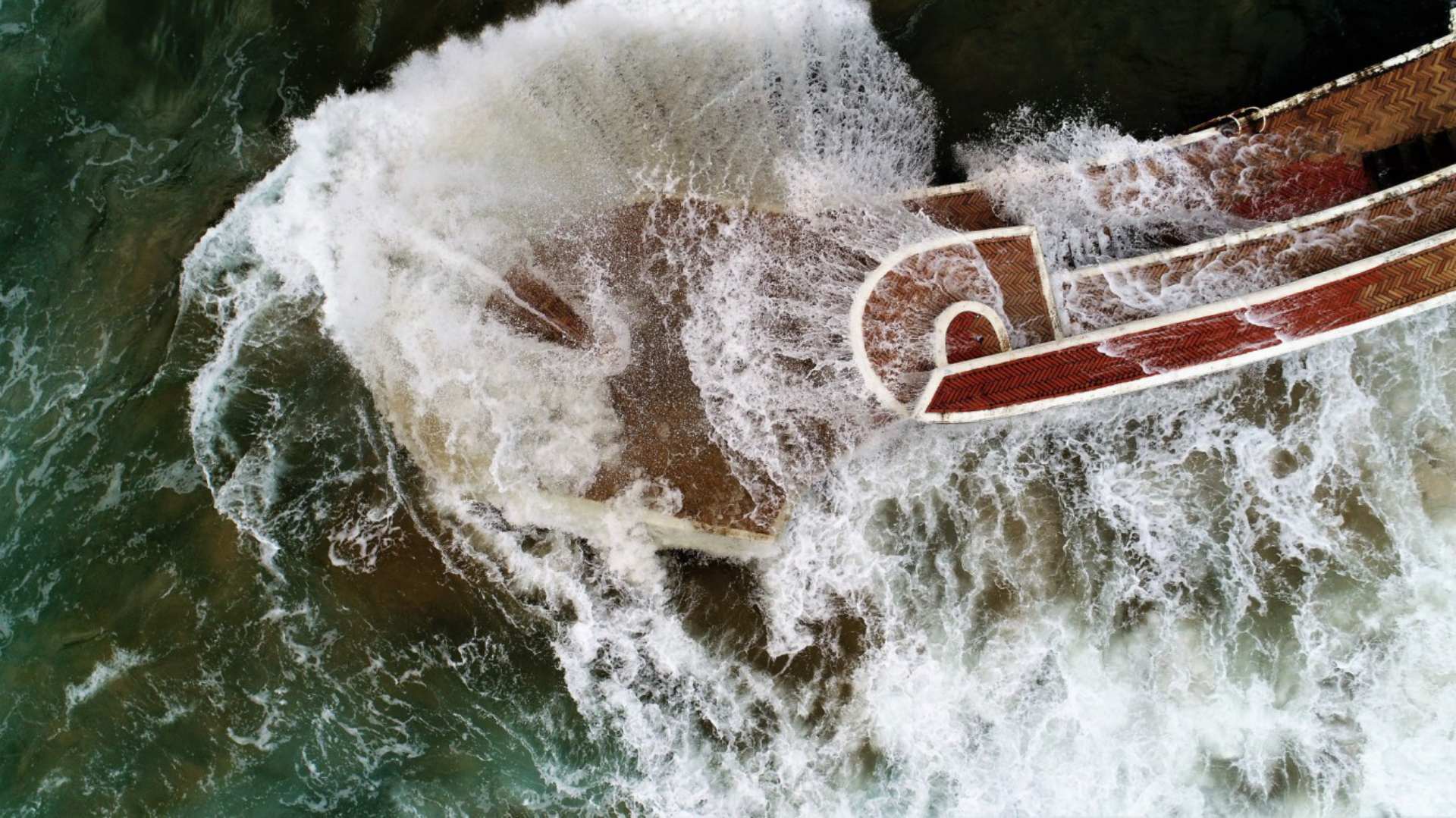 Barco surcando olas fuertes
