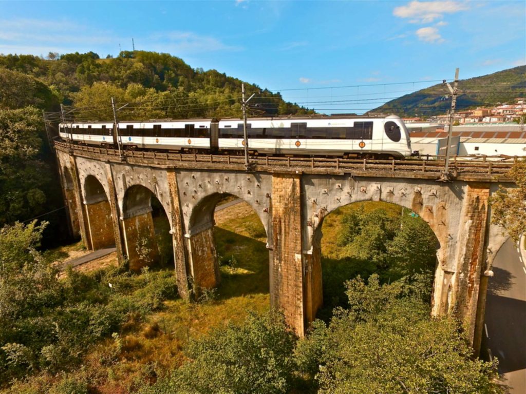 Tren sobre un puente antiguo