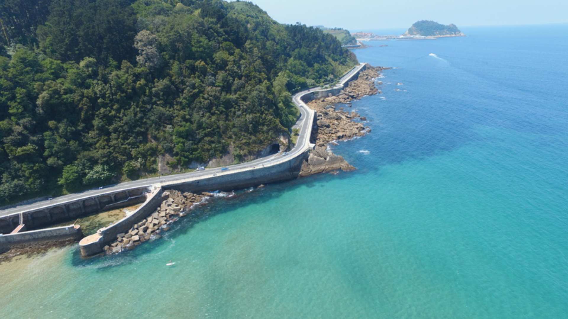 Costa y carretera junto al mar