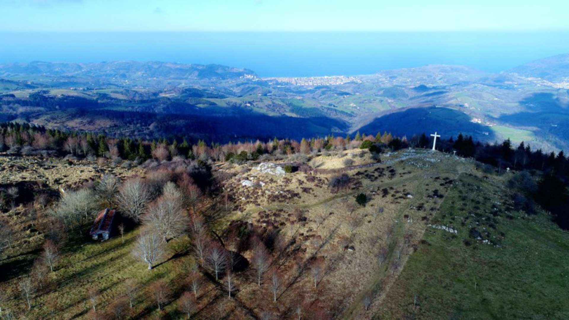 Paisaje de montaña con la costa al fondo