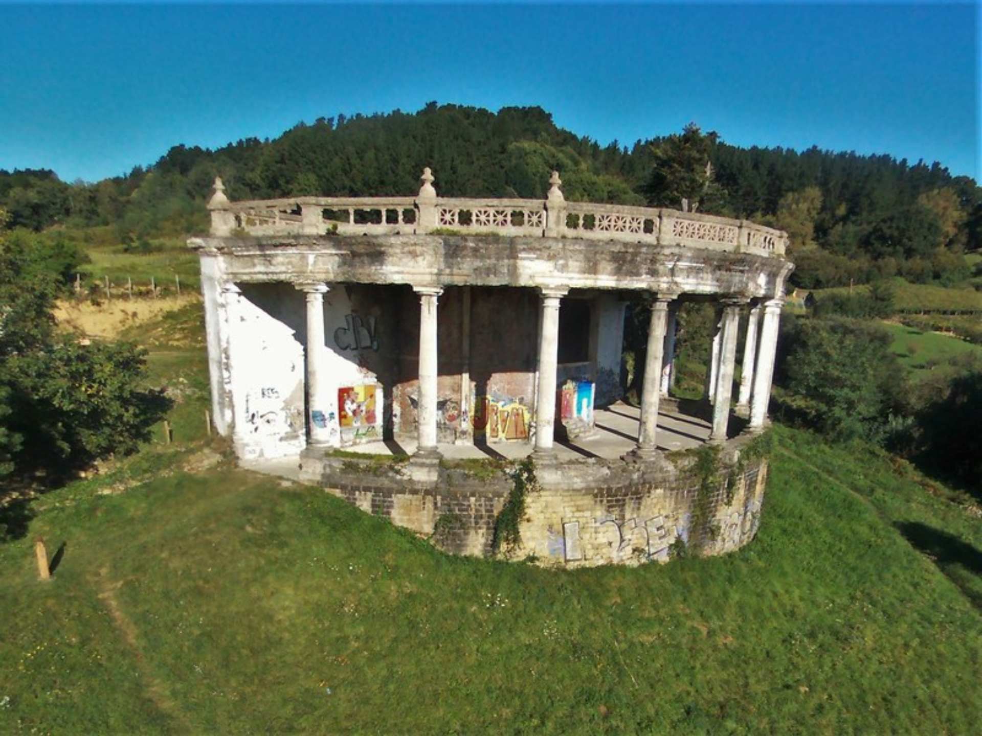 Edificio en ruinas con graffiti