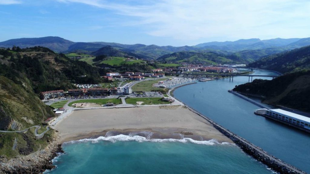 Playa y paisaje montañoso verde